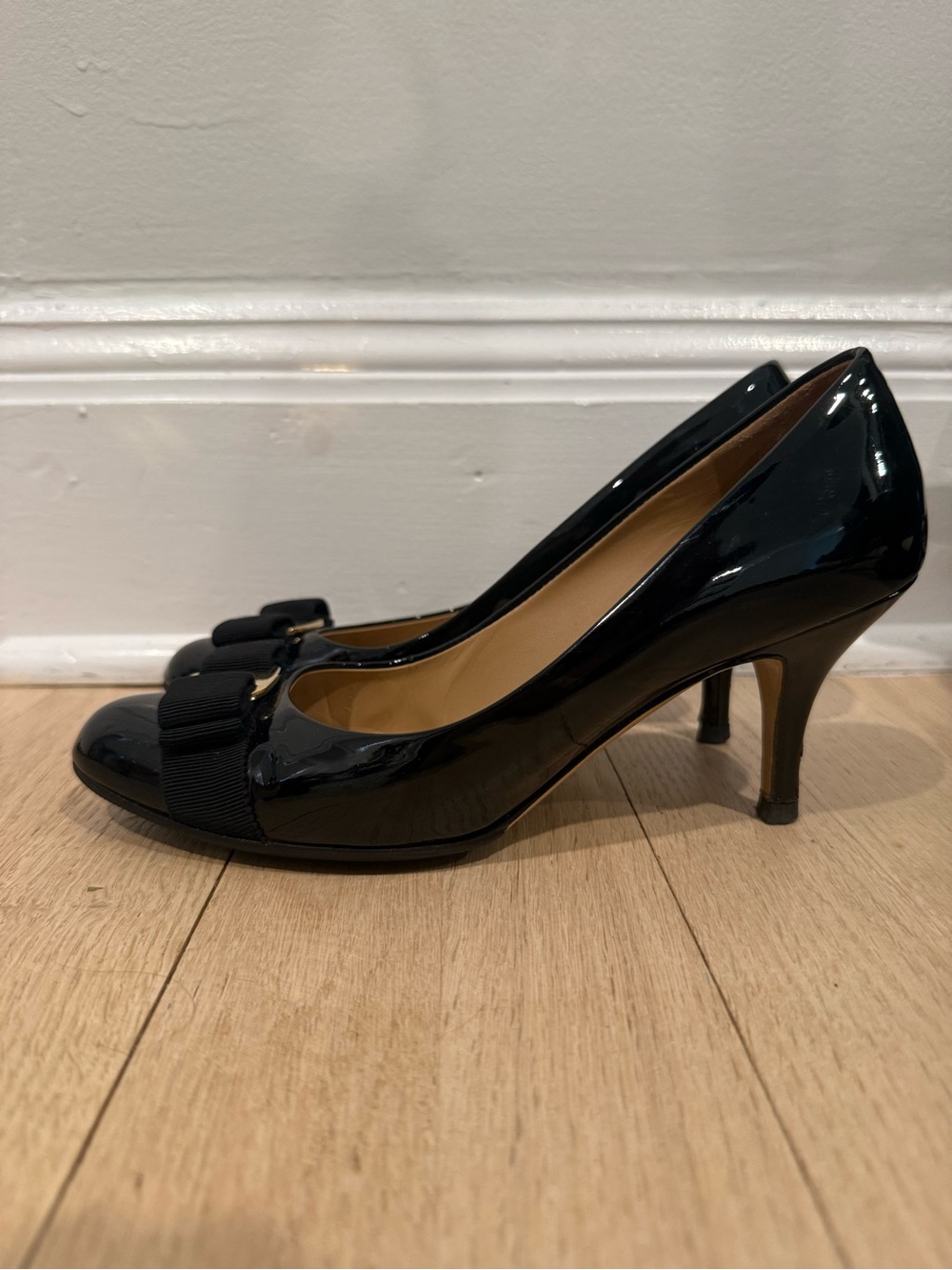 Salvatore Ferragamo Black Patent Vara Bow Pumps with Gold Plate - Picture 4 of 6